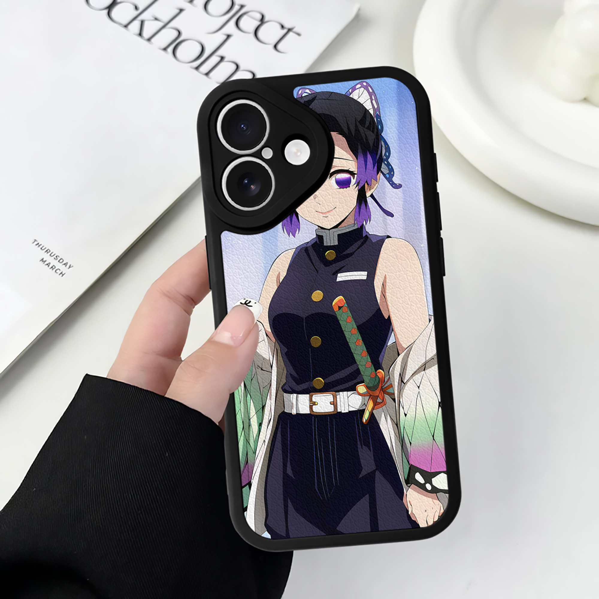（画像用） 鬼滅の刃（きめつのやいば）蟲柱-胡蝶 しのぶ／こちょう しのぶ Kochou Shinobu 【iPhone 16シリーズ対応】シリコンスマホケース（レザー調） 材質：シリコン